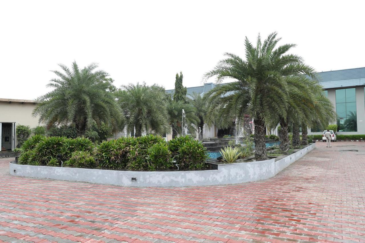 Tivoli Royal Palace Janauli المظهر الخارجي الصورة